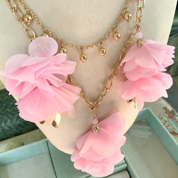 LILLY PULITZER NECKLACE 🩷 CASCADING PETALS- SOFT PINK TROPICS NECKLACE/GOLD - Picture 2 of 15